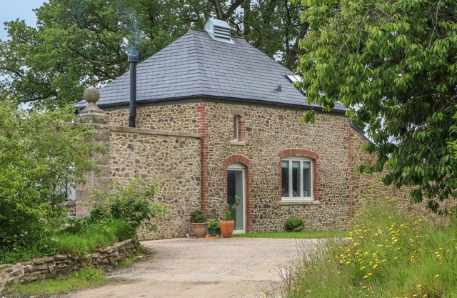 THE OLD LAUNDRY, pet friendly, with open fire in North Tawton