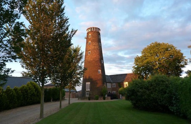 The Old Mill, 7 storey, dog friendly outdoor pool & bbq