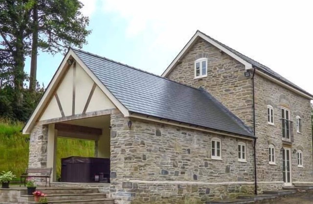 THE OLD MILL, pet friendly, character holiday cottage in Dolau
