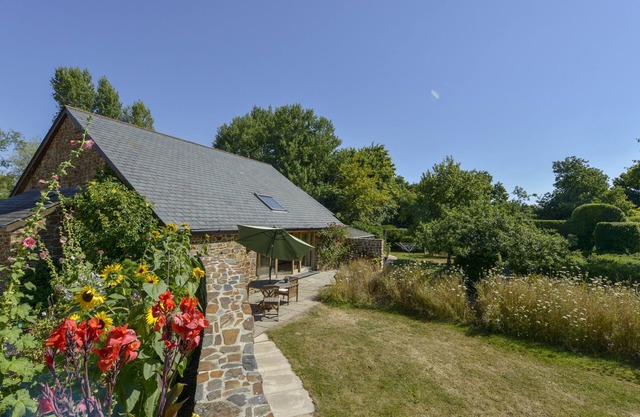 THE OLD PARLOUR, pet friendly, with a garden in Sampford Courtenay