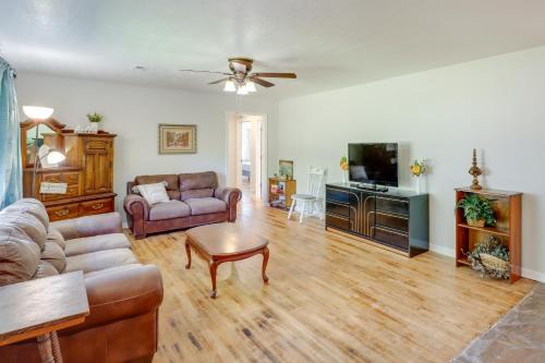 The Old Parsonage Pindall House with Patio!