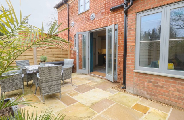 THE OLD RECTORY COACH HOUSE, family friendly in Rockland St Mary