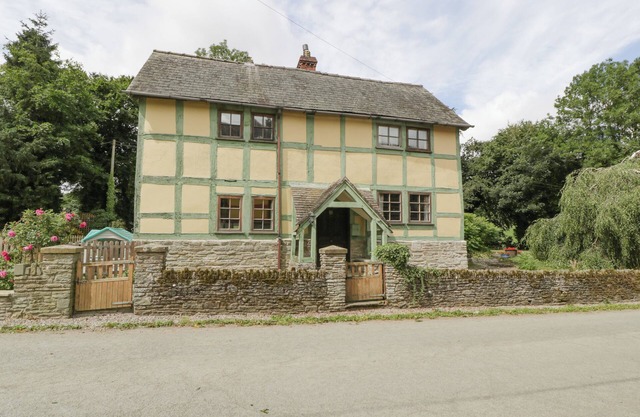 THE OLD RECTORY, pet friendly, with a garden in Presteigne