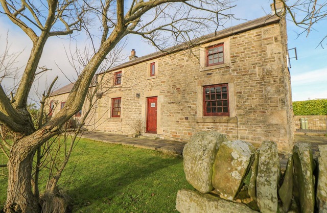 THE OLD ROBIN HOOD, pet friendly, with hot tub in Holmesfield