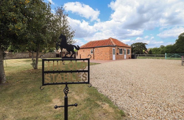 THE OLD STABLES, pet friendly, with a garden in Folkingham