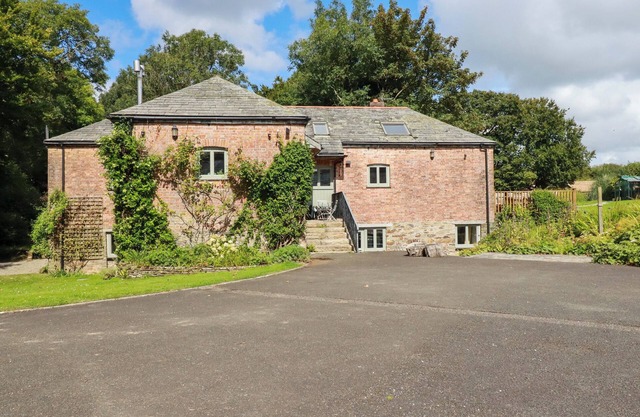 THE OLD WATERMILL, pet friendly, luxury holiday cottage in St Mabyn