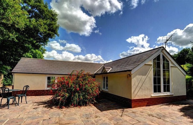 THE ORANGERY, pet friendly, with a garden in Axminster