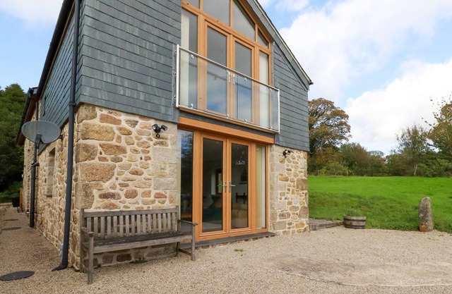 THE ORCHARD, pet friendly, character holiday cottage in Cardinham