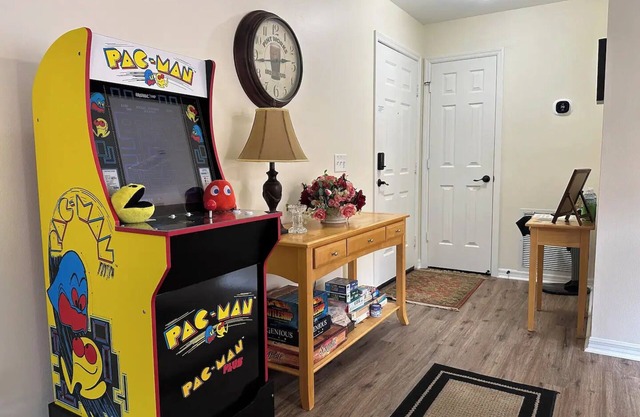 The Pac-Man House - Walk to Spanish Springs Square