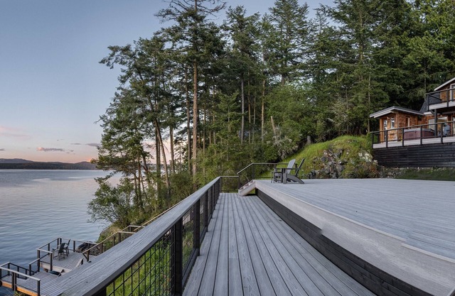 The Paddle Shack: Oceanfront deck with multiple levels. Hot Tub! Amazing views!