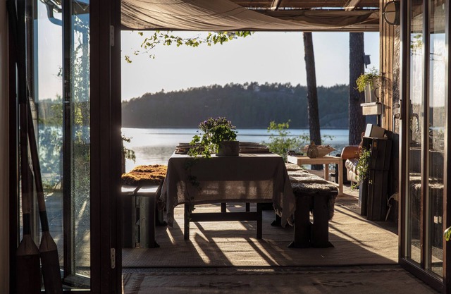 The pearl of the archipelago, beachfront location near shopping and outdoor activities. Unique accommodation.