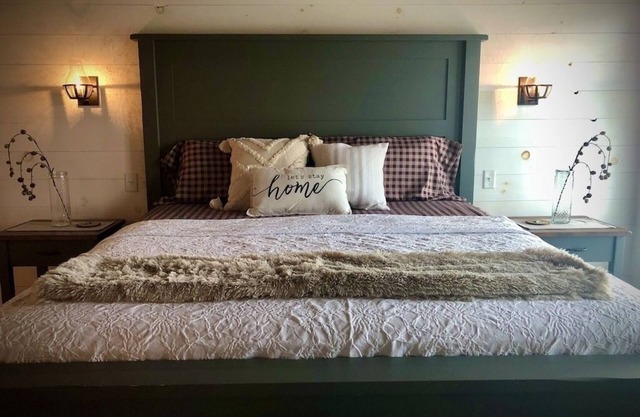 The PearTree Cottage- enjoy the view in the hot tub! 10 minutes from Berlin