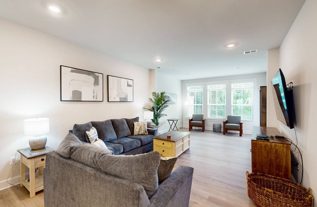 The Peninsula spacious condo w/community pool, hot tub, tennis courts