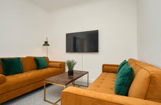 The Penthouse - Stunning 3 Bed Apt With Sea View Glimpses & Parking - The Perfect Choice For Families, Small Groups & Business Travellers - Dog Friendly - Super Fast Wi-Fi - 1000 Mbps - Close To Ventnor, Shanklin & Sandown - 5 mins To Beach