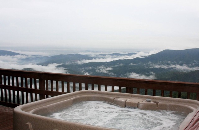 The Perch Cabin with Hot tub. Uncomparible Panoramic view!