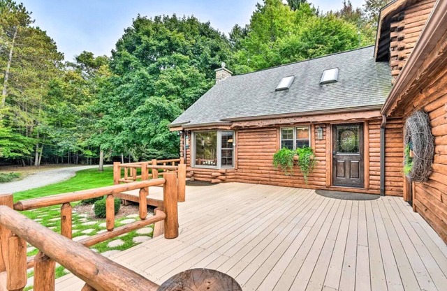 The perfect den surrounded by natures beauty to enjoy with your loved ones!
