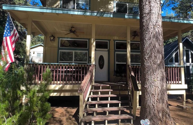 The PERFECT Family Cabin Retreat! Steps from the Lake, REC area, & Park!