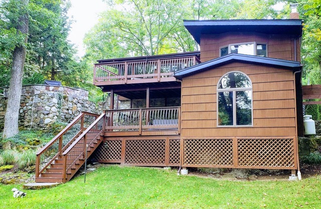 The perfect lake house getaway at Willow's Edge.