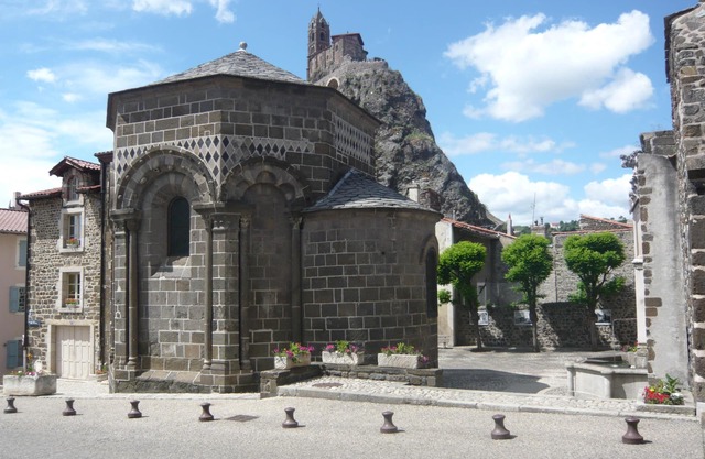 The Petit Séguret at the foot of the Rocher d'Aiguilhe
