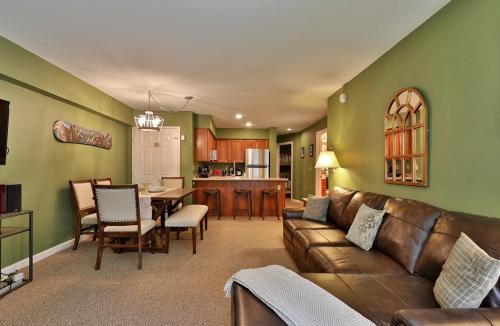 The Pico Escape- 3BR 2BA Ski On Ski Off at Pico Mountain, Close to Killington, condo