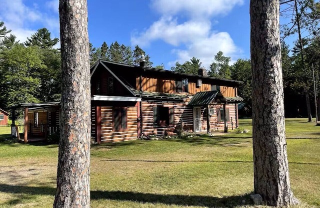 The PineHurst Lodge - Lower Clam Lake - Snowmobile Trail Access- Pontoon Rental