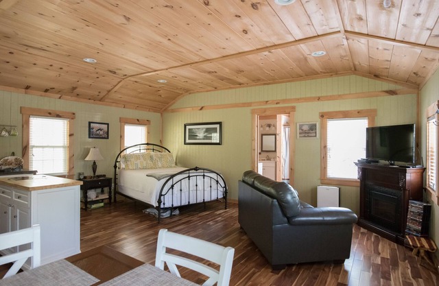 The Pinewood Guesthouse ~Jacuzzi Tub~Fire Pit~Wi-fi~Getaway~Near Croquet Club