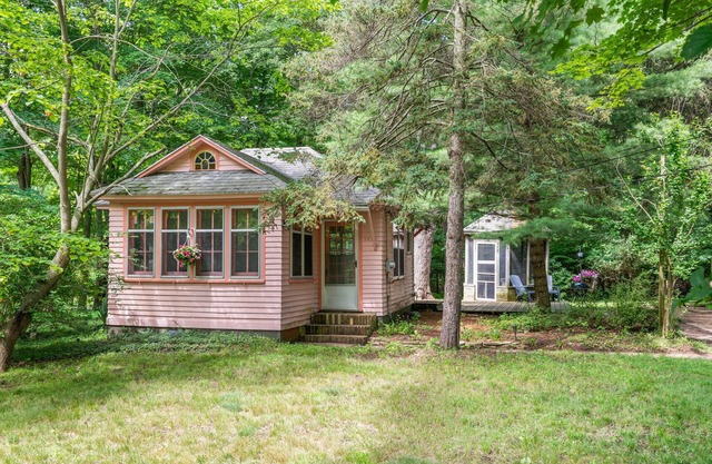 The Pink Lady of The Lake: A charming Glenn cabin!