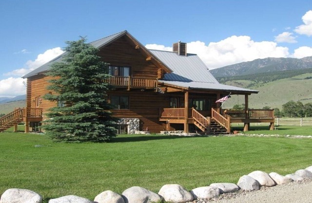 The Pleasant Pheasant ~ 5 Bedroom Log Home on 20 Acres in Paradise Valley