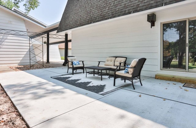 The Plover Home. Newly remodeled for comfort & peace! 3B. 2 kings + 1 double.