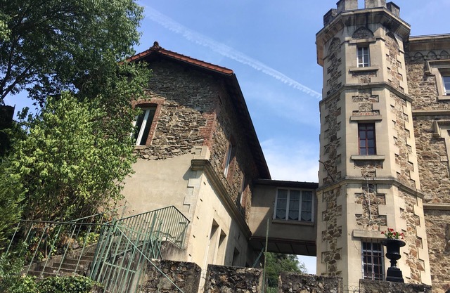 The priest's house - Château de Rochetaillée
