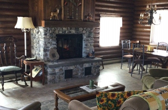 The Quilted Log, a cozy, compact cabin In the woods, very clean, perfect for 4-6