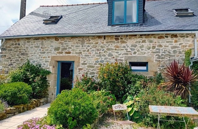 The Red Squirrel - stable cottage with shared heated pool 10 mins from beach