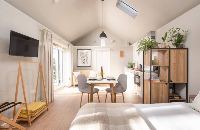 The Rest House - a studio barn that sleeps 2 guests in 1 bedroom