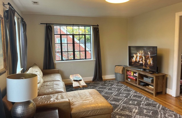 The Richmond Rest.Sunny, open floor plan with parking and pet friendly.