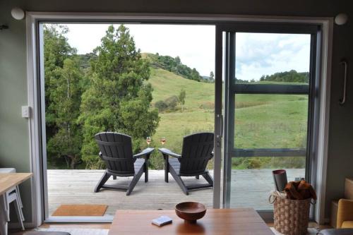The Rimu Hut - Off-grid Luxury riverside cabin