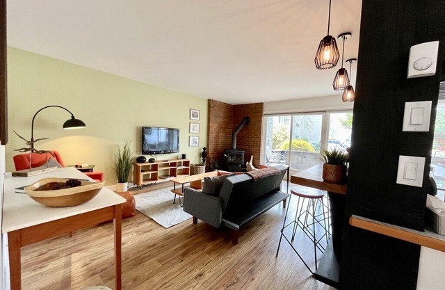 The River Apartment: Stylish apartment in a Riverfront complex.