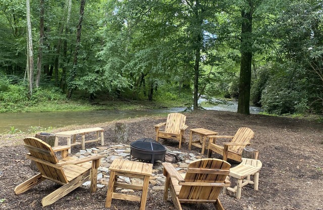 The River & Vine House on Mitchell River in Yadkin Valley-nNew Home- sleeps 8