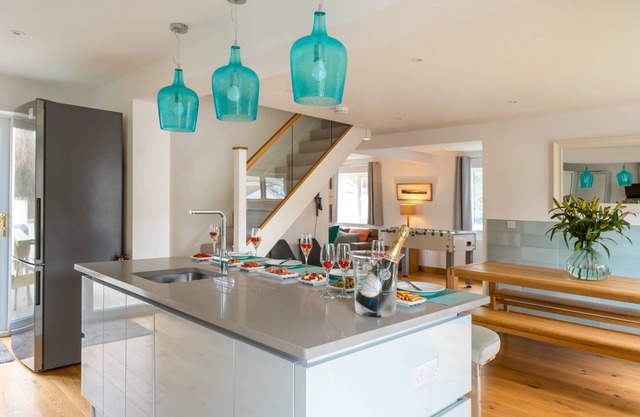 The Rock, Sleeps 8, Pets, Hot Tub