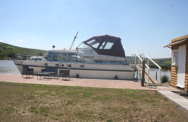 The Rose - 37ft Lakeside Yacht with Hot Tub