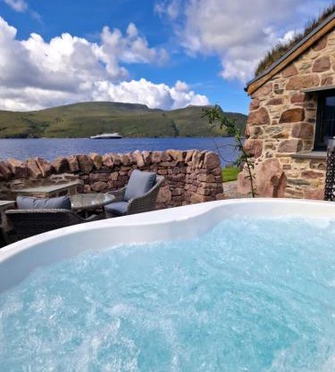 The Ruin - Wood fired hot tub - Lochside - Dog friendly