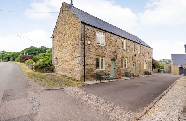THE RUMBLINGS 1, pet friendly, character holiday cottage in Barlow