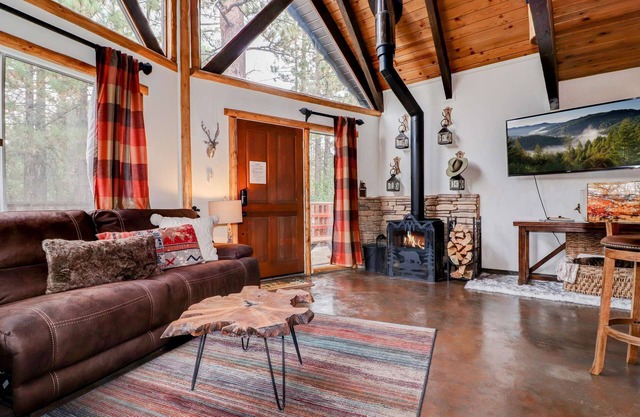 The Rusthy Bear by Destination Big Bear : Luxury! Internet! Great Central Location! Propane BBQ!