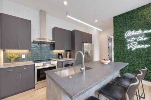 The Ryman 4 Bedroom Haven with Scenic Rooftop