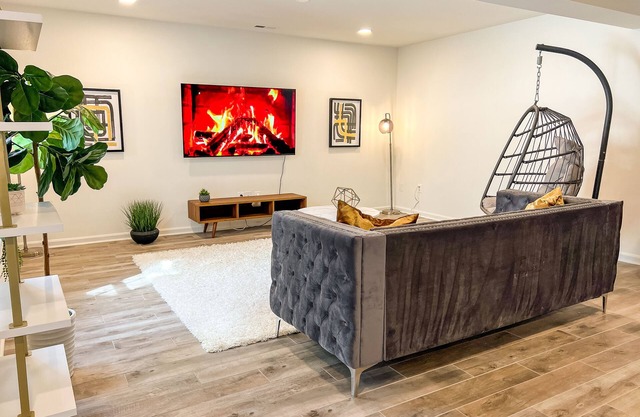 The Sapphire - Luxury Basement Suite Close to I-66 Queen Beds 2000 sqft