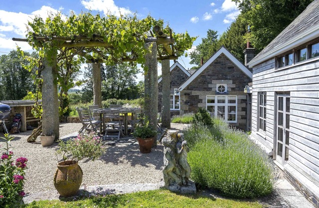 The School House, Coryton - a peaceful retreat (sleeps 6+toddler)