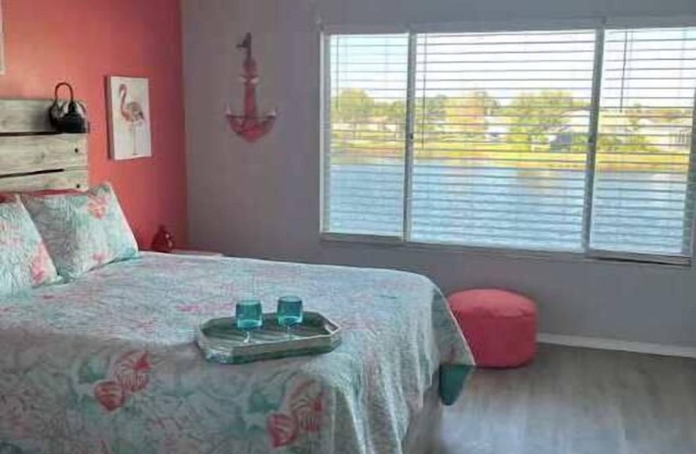 The Seabreeze Cottage with peaceful water views
