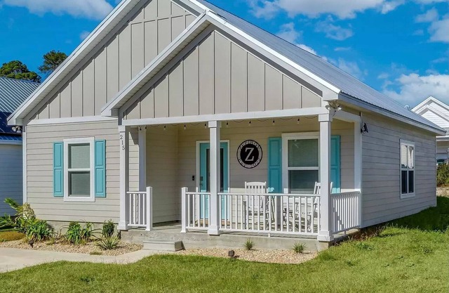 The Seabreeze Retreat with community pool