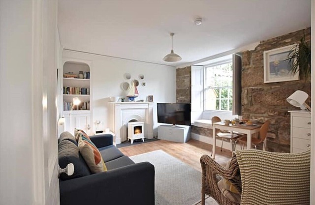 The Secret Garden - garden apartment full of character, close to sea, parking