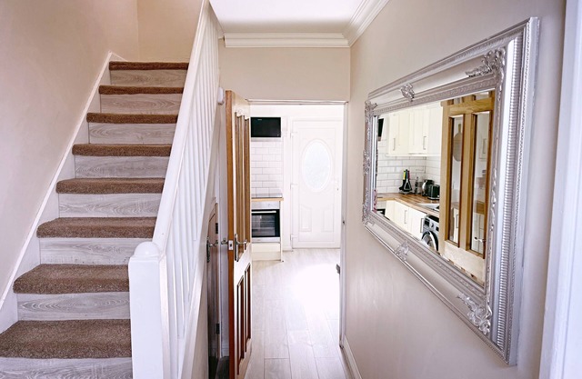 The Serene Stays - 3 Bed Home in Oldham Manchester