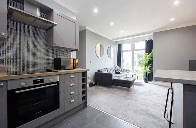 The Sharston- Free Parking - Close To Airport